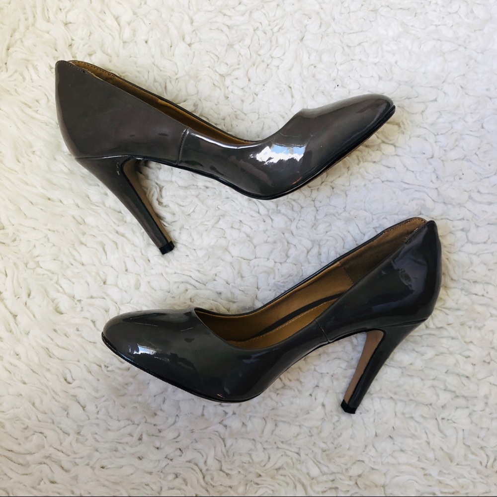 Patent leather grey pumps